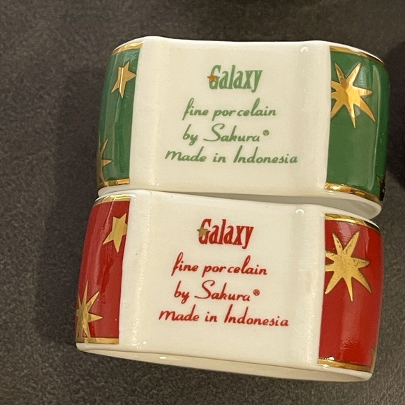 Four red Four Green, porcelain napkin ring holders - Picture 1 of 3